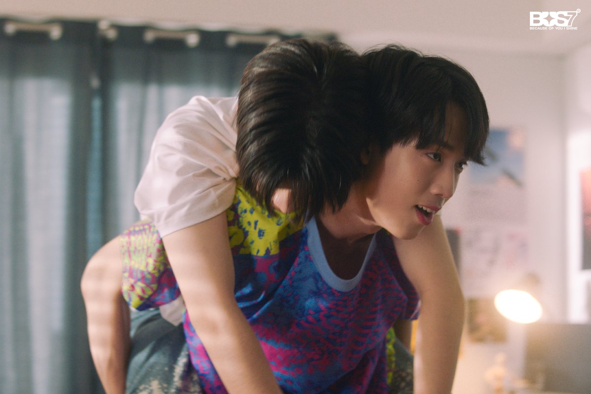 ถ้าอกหักมันหนักไป เดี๋ยวแบกไว้ให้เอง

‘แค่น้องชาย (brother zone)’
Scene Photo

#BUS_แค่น้องชาย
#BUS7UNIT
#BUSbecauseofyouishine
#SONRAYMUSIC