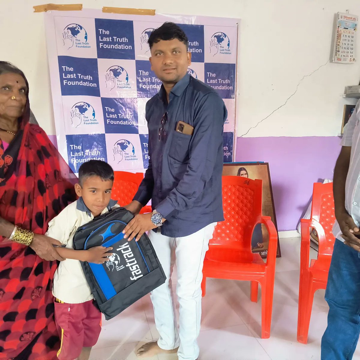 tltf2023's tweet photo. Humanity is still alive...
School bags are distributed to needy school children who are studied in Z. P. School, Sadola. They were happy to get new school bags. We would like special thanks to our donor  Preeti Tanwar madam.
#schoolbag #educational #educationforall #School https://t.co/epPaZmc51a