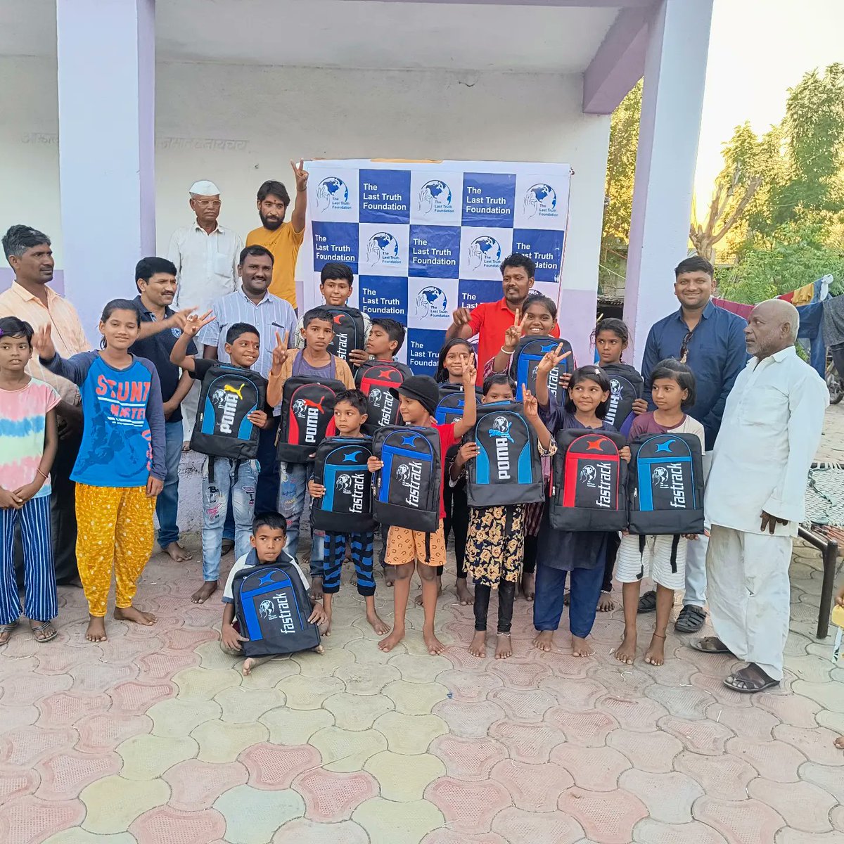 tltf2023's tweet photo. Humanity is still alive...
School bags are distributed to needy school children who are studied in Z. P. School, Sadola. They were happy to get new school bags. We would like special thanks to our donor  Preeti Tanwar madam.
#schoolbag #educational #educationforall #School https://t.co/epPaZmc51a