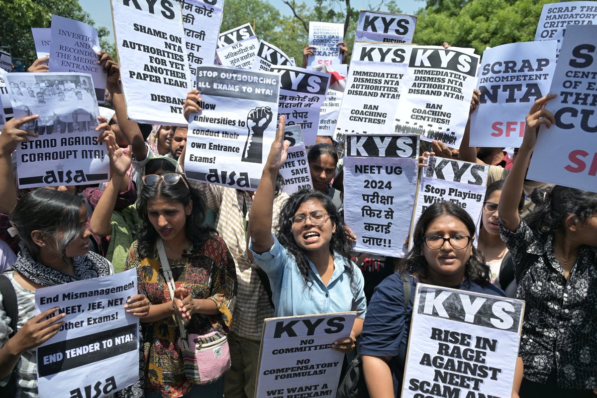 the_hindu's tweet photo. JUST IN | Students from various organisation protest against the rigging in NEET exam outside Ministry of Education in New Delhi on June 10, 2024.
📸  Shashi Shekhar Kashyap https://t.co/x2TBrg032Q