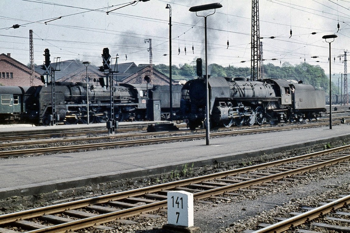 CheminsdeFerTC's tweet photo. Dans les 60's à #Sarrebruck (=>#Allemagne) les échanges très poussés de matières premières et de produits semi-finis au sein de la CECA expliquent que des locos françaises =>#vapeur s =>#141P et =>#141R y manœuvrent de façon banale.
Auteur inconnu, source: https://t.co/N9HlquSlwr https://t.co/fpKBBtG297