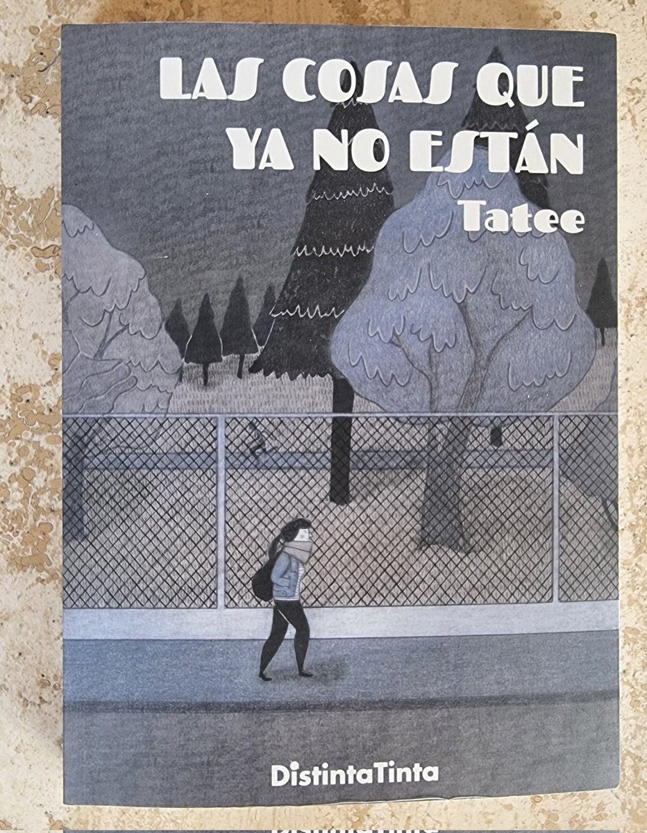 La pérdida desde la perspectiva del personaje que debe afrontar los recovecos de la ausencia en el día a día, dibujados en forma de silencios, vacíos plagados de recuerdos que acompañan cada paso de la mano de <a href="/__Tatee/">Tatee</a> en Las cosas que ya no están @DistintaTinta