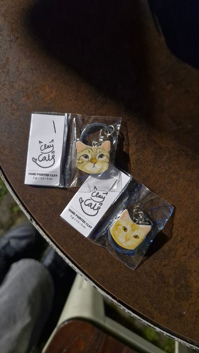 Kyukuwo's tweet photo. Anak-anak aku versi portable ❤️❤️ thank youu @clayncats , bagus banget 😭❤️❤️ https://t.co/AGp7ekM7GF