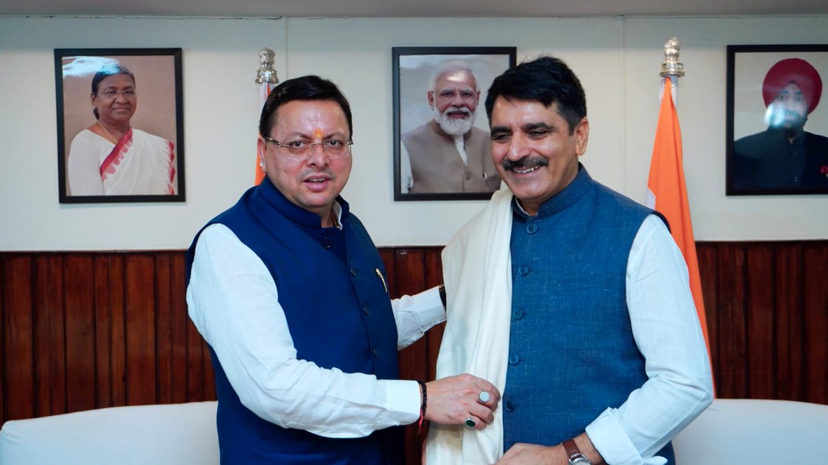 pushkardhami's tweet photo. नई दिल्ली स्थित उत्तराखण्ड सदन में गुजरात विधानसभा के माननीय अध्यक्ष श्री @ChaudhryShankar जी ने भेंट की। इस दौरान उन्होंने लोकसभा चुनाव में उत्तराखंड की पांचों सीटों पर भाजपा को प्रचण्ड विजय प्राप्त करने पर बधाई भी दी। इस अवसर पर उन्हें देवभूमि उत्तराखंड के स्थानीय उत्पाद भी भेंट किए।