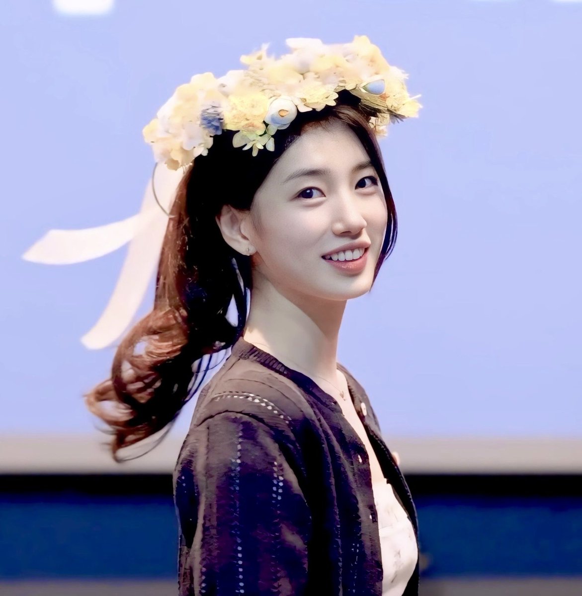 seori_ri_ri's tweet photo. 수지 무대인사로 영화 스틸컷 찍으시는데..
이게 국민 첫사랑이야하.... https://t.co/oxo61Ml8jV