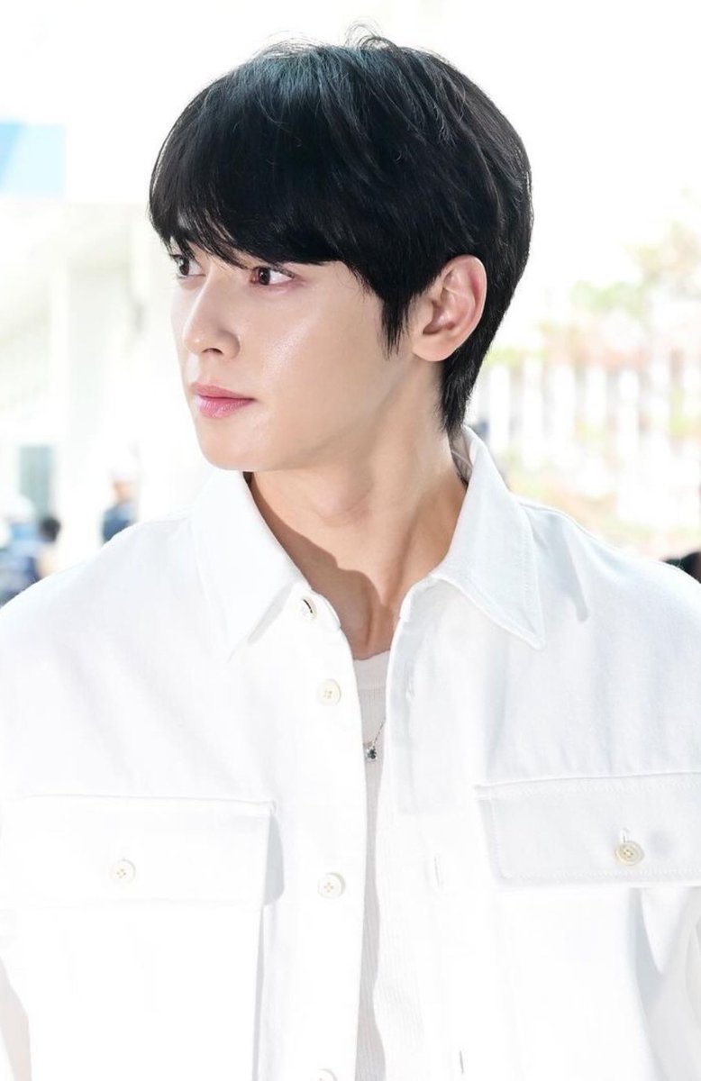 rosy_chastar's tweet photo. Omg this is sooooooo debut Eunwoo!! 😭😭🧸 https://t.co/huW7dJMeHs