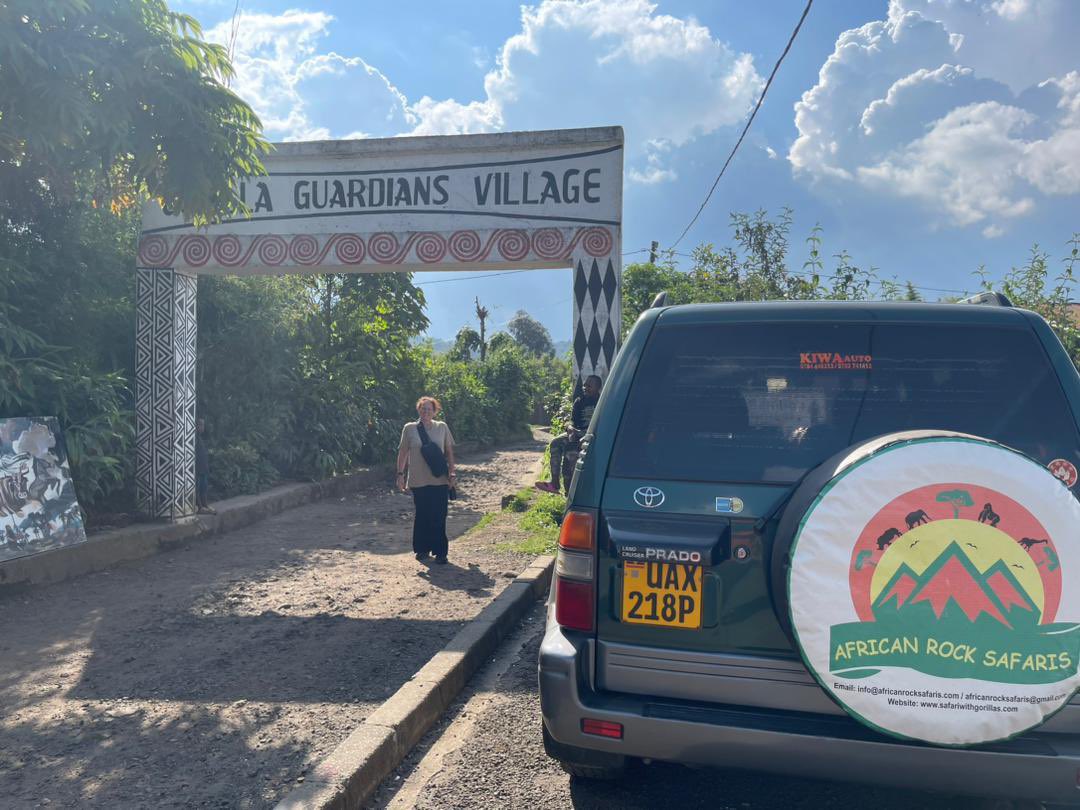 RockSafaris's tweet photo. While Focus at Volcanoes NP falls squarely on #mountaingorillas, this ‘Cultural Village” puts spotlight back onto people and culture. Experience Rwanda village life by grinding seeds on a stone, take part in dances and participate in the marriage of a king to his Queen. 
#culture https://t.co/ln4uHm6B24
