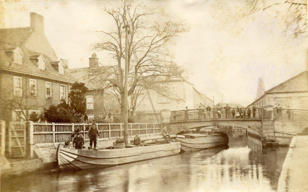 AncientHouseMus's tweet photo. For #MadeByTheRiverMonday check out this #PostcardAH showing lighters on the river in Thetford. https://t.co/VWQM7LELJG