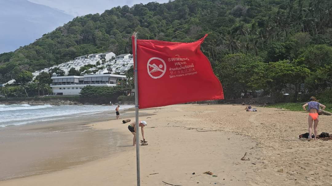 KhaosodEnglish's tweet image. Coast guards &amp;amp; rescuers resumed the search for Mr. James Everett Du Bois, a 49-year-old American who was swept away by waves while swimming with his wife and child on Sunday afternoon at Nai Han Beach. #phuket #rawai #searching #thailand
More: khaosodenglish.com/news/2024/06/0…