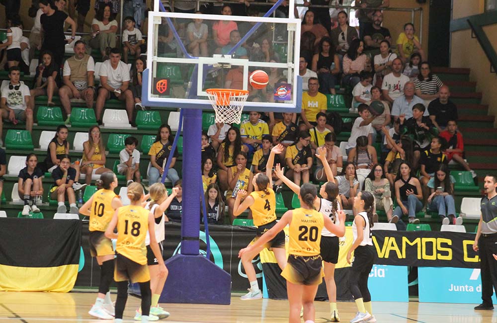 Gaby Cumbreras (@gabycumbreras) on Twitter photo La @SDCandray logra un gran quinto puesto en el Campeonato de Andalucía Mini (<a href="/FAB_Andaluza/">Federación Andaluza de Baloncesto</a>) en San Fernando, que gana la EDM Teatinos de Málaga tras una espectacular remontada ante Virgen del Carmen de Córdoba (57-64)
Crónicas en deportedelaisla.com
deportedelaisla.com/2024-06-09/bal… La @SDCandray logra un gran quinto puesto en el Campeonato de Andalucía Mini (<a href="/FAB_Andaluza/">Federación Andaluza de Baloncesto</a>) en San Fernando, que gana la EDM Teatinos de Málaga tras una espectacular remontada ante Virgen del Carmen de Córdoba (57-64)
Crónicas en deportedelaisla.com
deportedelaisla.com/2024-06-09/bal…