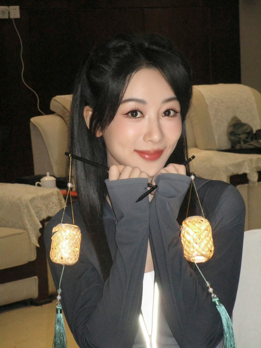 📸240610 #YangZi Studio shares photos of Yang Zi to celebrate the Dragon Boat Festival 🏮