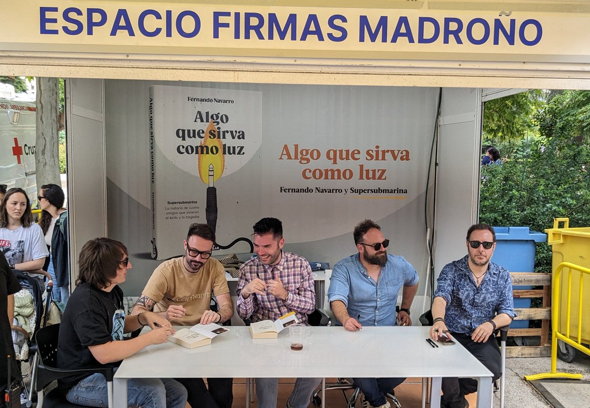 Sin duda, una de las alegrías más grandes de la semana y probablemente de todo el día de ayer en la <a href="/FLMadrid/">Feria del Libro de Madrid</a>: volver a ver juntos y en vivo a <a href="/SupersubmarinaO/">Supersubmarina_oficial</a> para la presentación del libro con <a href="/fernavarro17/">Fernando Navarro</a>, Algo que sirva como luz.