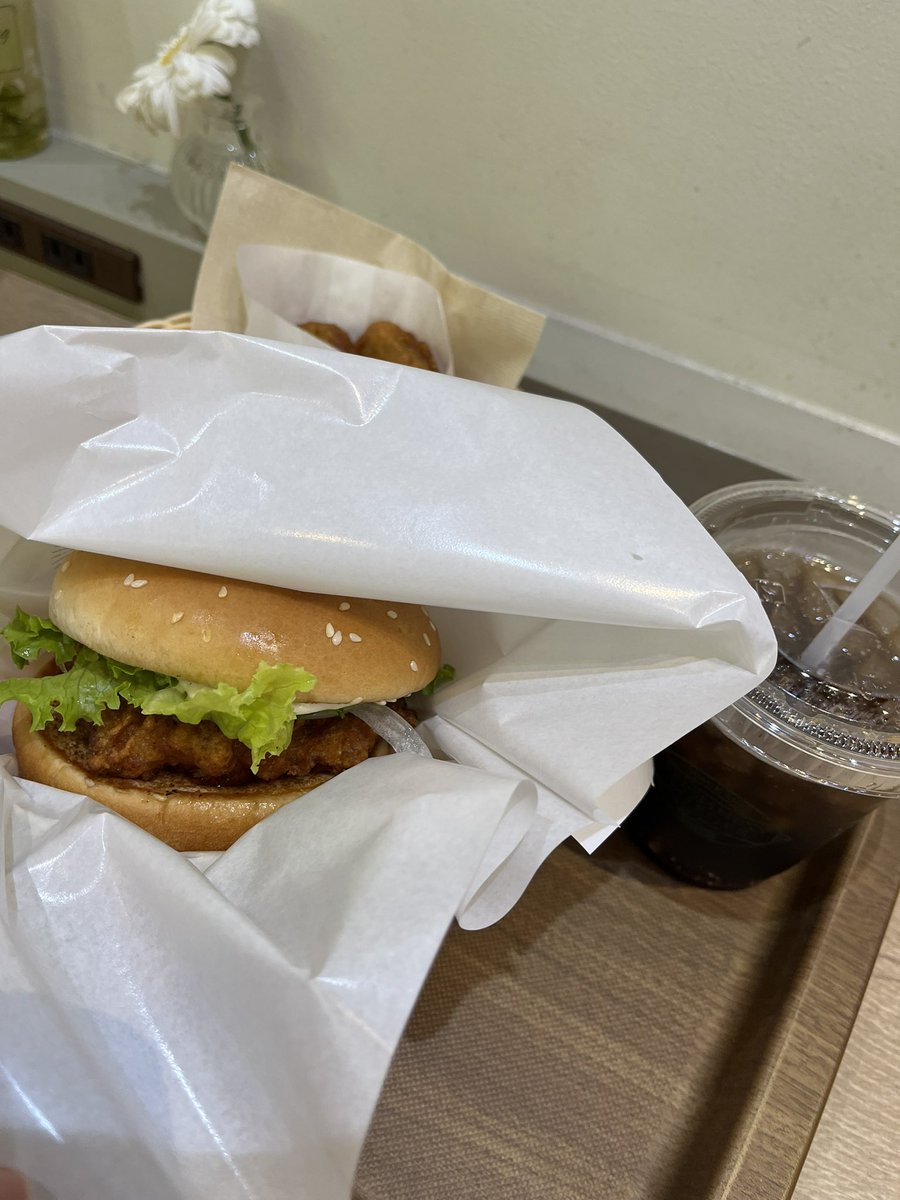 この前気になってた
フレッシュネスバーガーを食べました😋

すんごく美味しかった🤤
また機会があれば食べに行きたい！✨️