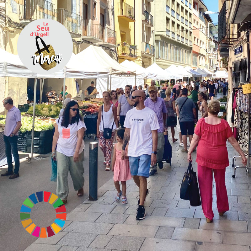 👉🏼 Ens centrem en l'ODS 11, que té com a objectiu aconseguir que les ciutats siguin inclusives, segures i sostenibles.
Així ho fem al mercat de la Seu, un espai compartit per a tothom on comprar de manera sostenible i segura, per a  una bona qualitat de vida.