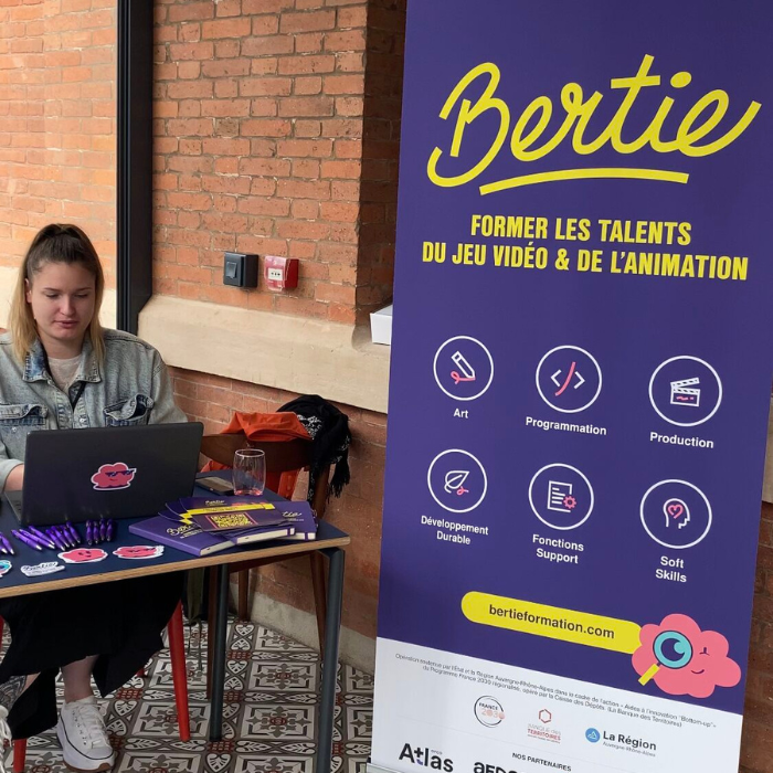 GameCampFrance's tweet photo. ⭐ [SPONSOR] ⭐

Nous sommes ravi·es de compter @BertieFormation parmi les sponsors du #GameCamp !

Pour l'occasion, un jeu concours réservé aux participant·es de l’événement est organisé pour tenter de remporter une formation :
📝 https://t.co/cFc2jgfYwC
📅 Tirage au sort le 2 juillet

De plus, Le Dernier Bar avant la Fin du Monde prendra pour la soirée d’accueil du dimanche 23 juin les couleurs de Bertie !
⏰ À partir de 18h00

Bertie Formation est le centre de formation professionnelle du jeu vidéo et de l'animation, crée par les associations @GameOnlyFr  et @capital_games. Grâce à un réseau étroit composé des professionnel.les de la filière du jeu vidéo et de l’animation et des acteurs publics de la formation, l’équipe Bertie élabore, structure et conçoit des formations au plus proche des besoins de l’industrie.

➡️ https://t.co/LhUBqx43o8