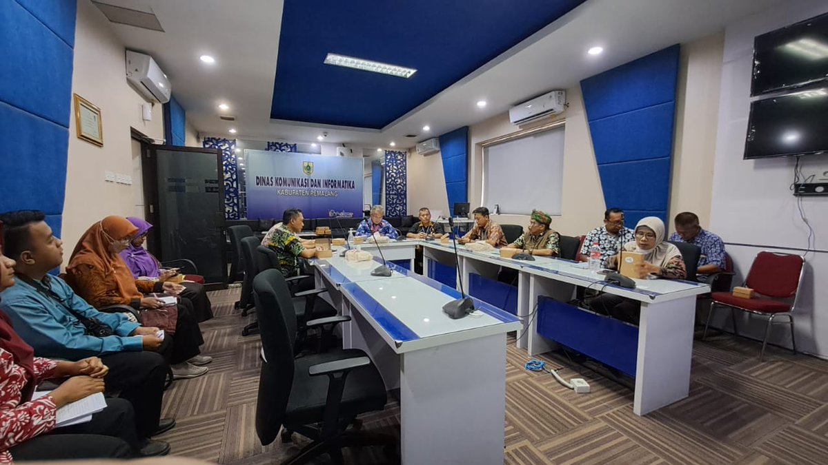 KominfoPemalang's tweet photo. Rapat persiapan evaluasi Smart City Tahap 1, Rabu, 5 Juni 2024 di CR dipimpin Kadiskominfo Joko Ngatmo https://t.co/wrUsJAFBn4