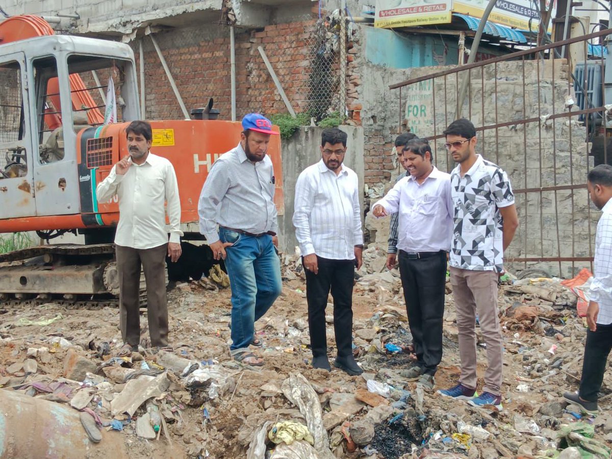 Jaffarhusainmla's tweet photo. Just in…
Inspected ongoing Murgi Naala Cleaning Work under Rein Bazar Division in #Yakutpura Constituency along with Wasay Uddin (Rein Bazar Corporator), Officials of #HMWS & SB, and #AIMIM Primary Unit Members.
@asadowaisi https://t.co/rEbtyS5Sl3