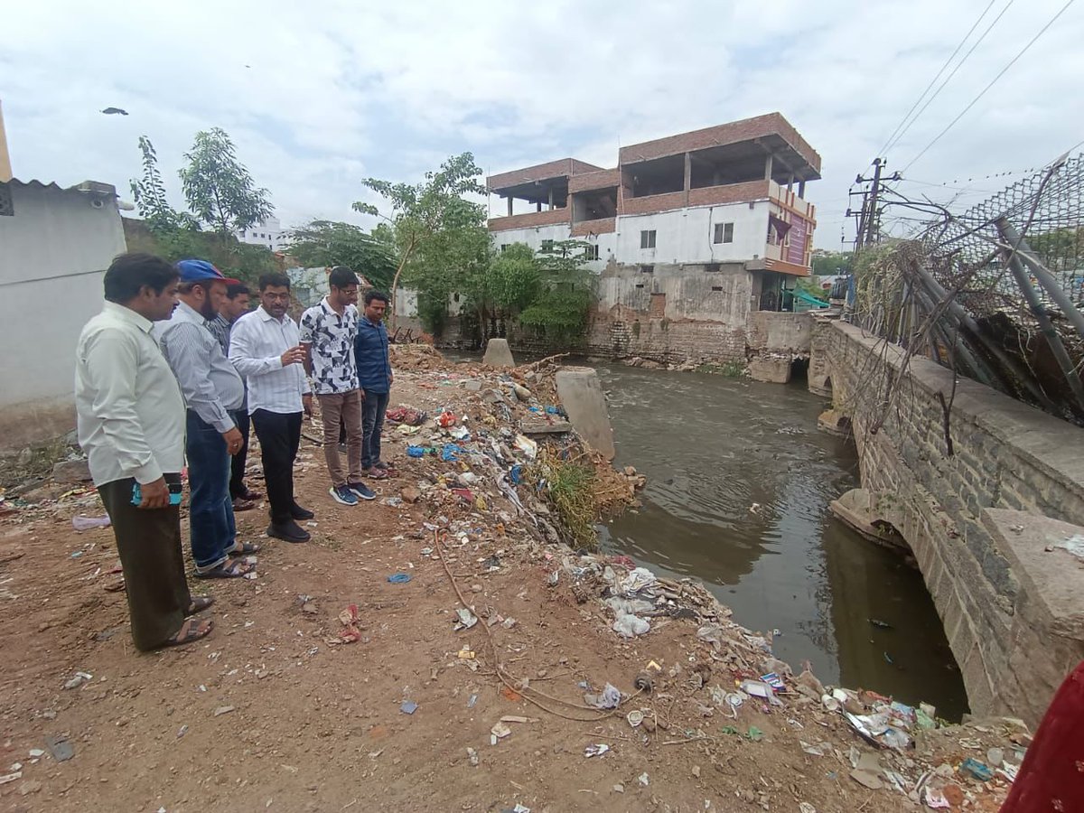 Jaffarhusainmla's tweet photo. Just in…
Inspected ongoing Murgi Naala Cleaning Work under Rein Bazar Division in #Yakutpura Constituency along with Wasay Uddin (Rein Bazar Corporator), Officials of #HMWS & SB, and #AIMIM Primary Unit Members.
@asadowaisi https://t.co/rEbtyS5Sl3
