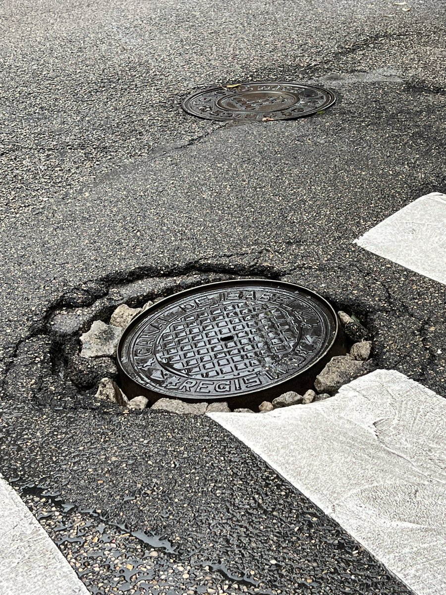 meryloo80's tweet photo. Así está esta alcantarilla en la entrada de la calle luna con Sam bernardo @Lineamadrid https://t.co/HgsivjiC28