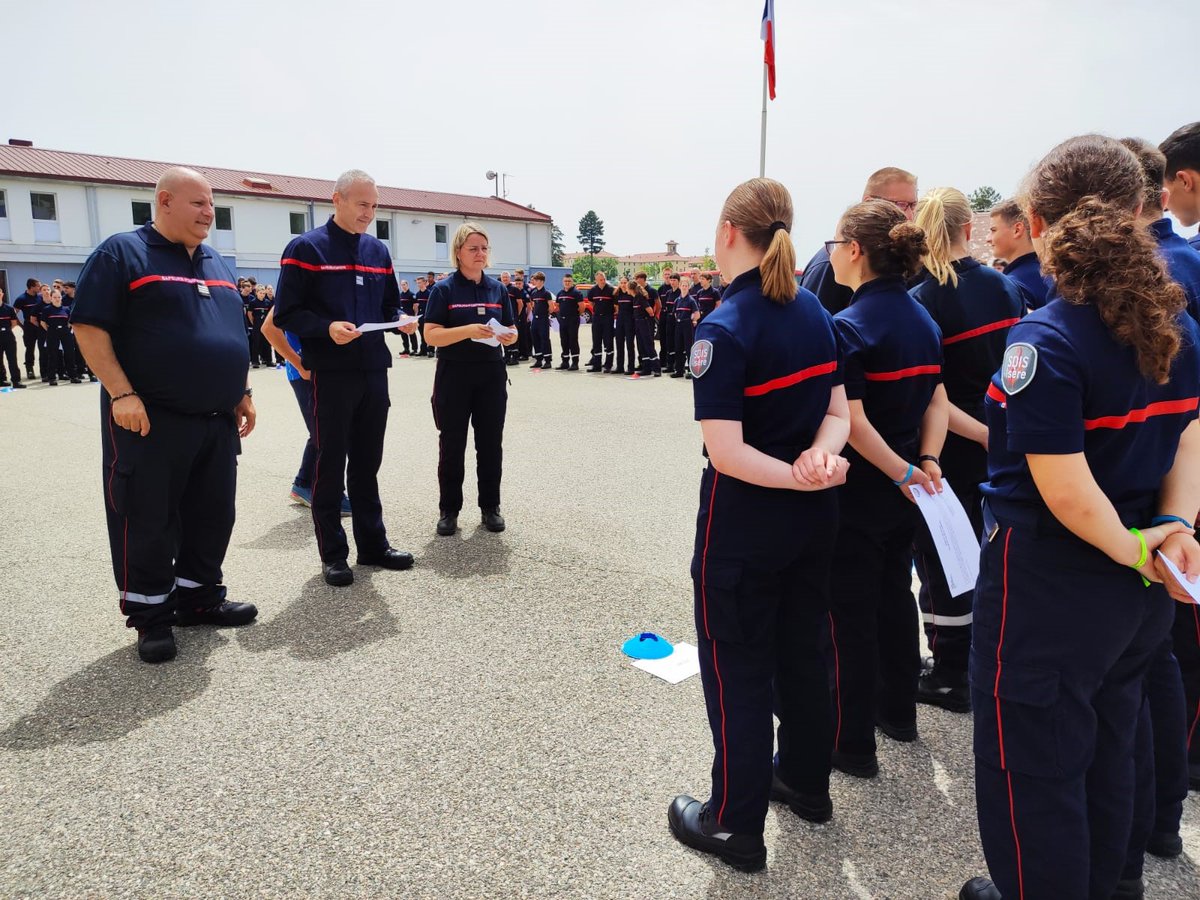 sdis38's tweet photo. 👏 95 % de réussite ! 82 jeunes sapeurs-pompiers (sur 86 candidats) ont décroché leur brevet JSP ! Samedi, après les ultimes épreuves et la réunion du jury, ils ont reçu leur diplôme des mains du col D. Favard, DDA, de la lcl S. Gondrand, cheffe GFOR et du cne V. Tambuzzo, PUDSP. https://t.co/NklQA5Hfym