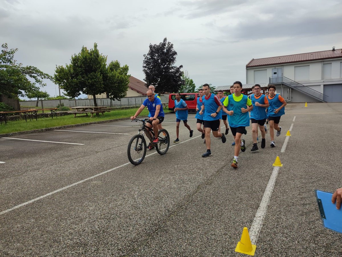 sdis38's tweet photo. 👏 95 % de réussite ! 82 jeunes sapeurs-pompiers (sur 86 candidats) ont décroché leur brevet JSP ! Samedi, après les ultimes épreuves et la réunion du jury, ils ont reçu leur diplôme des mains du col D. Favard, DDA, de la lcl S. Gondrand, cheffe GFOR et du cne V. Tambuzzo, PUDSP. https://t.co/NklQA5Hfym