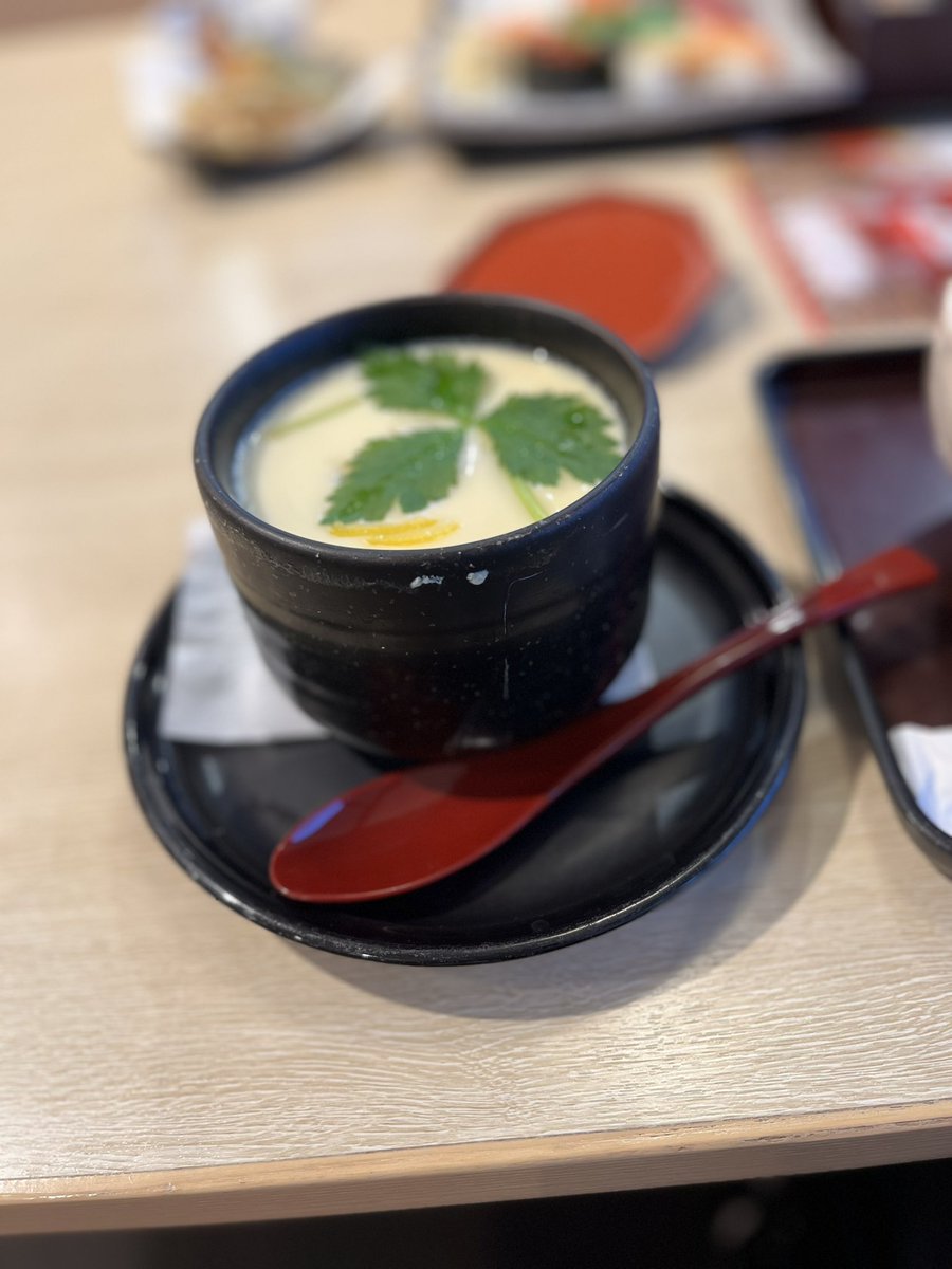 卵嫌いで有名な澪さんですが、何故かこれは食べられるんです🤭
しかも、このお店限定で🤣
昨日、胃と大腸にカメラを入れたので、しばらく優しいものしか食べれず…
これなら平気ですよね👀

#とんでん