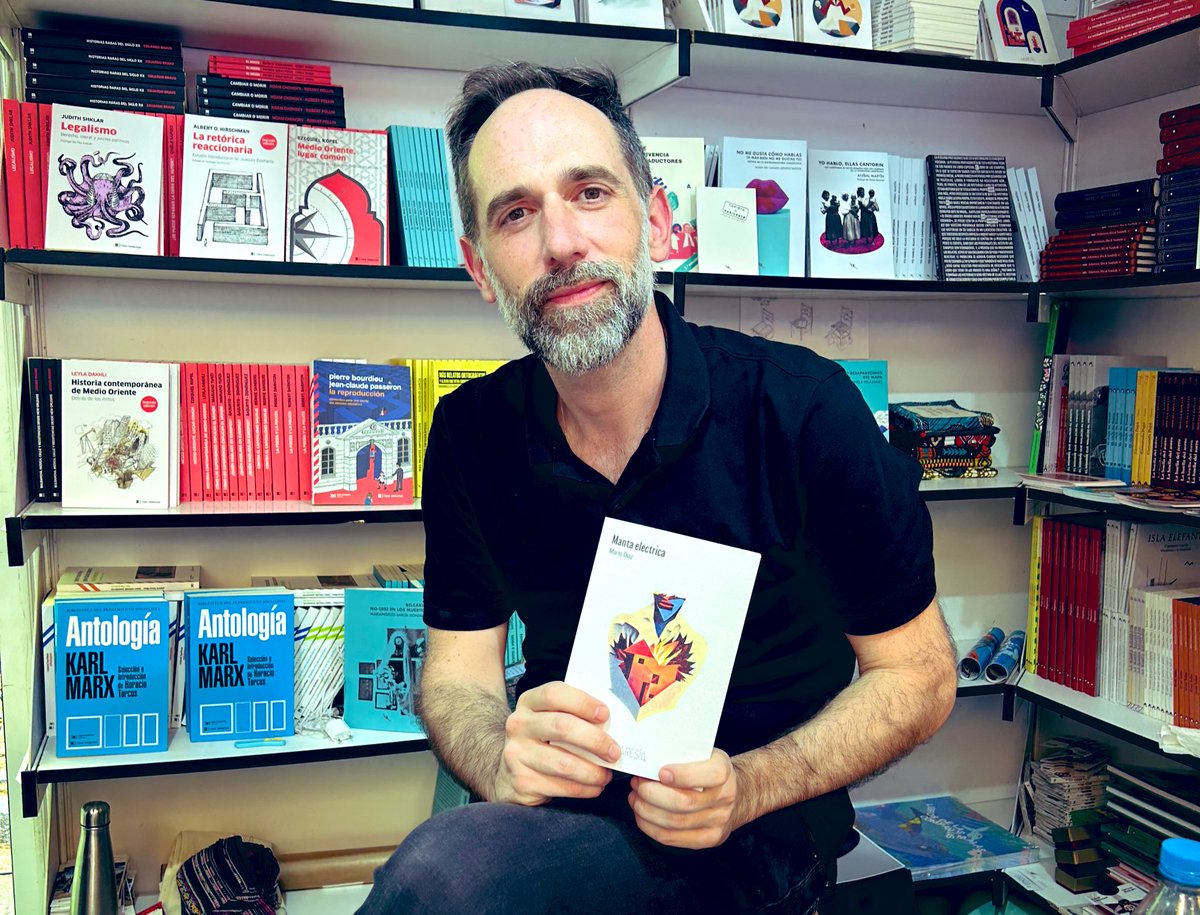 Hoy firmo un ratito más en la <a href="/FLMadrid/">Feria del Libro de Madrid</a>. En la caseta 257 de <a href="/editorialpdp/">{Pie de Página}</a>, de 19 a 21 h. Esta tarde no va a llover, ¡así que no tenéis excusa! Os espero para firmar «Manta eléctrica» 🏠❤️‍🔥 editorialpiedepagina.com/product/manta-…