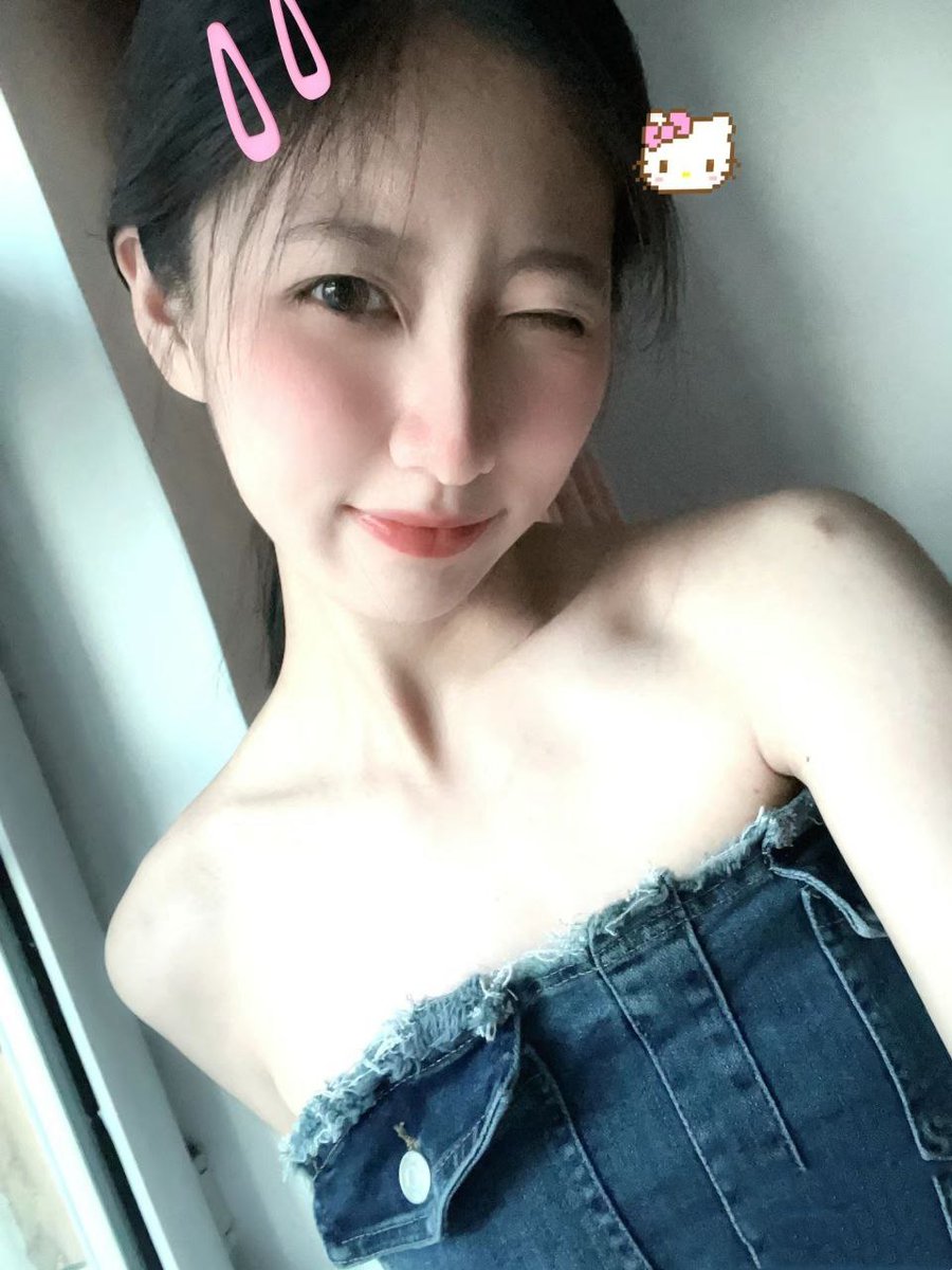 xiaochen588's tweet photo. 我哪懂什么浪漫~只是你说爱，我陪你做就是了🥰 https://t.co/kqN6VNI445