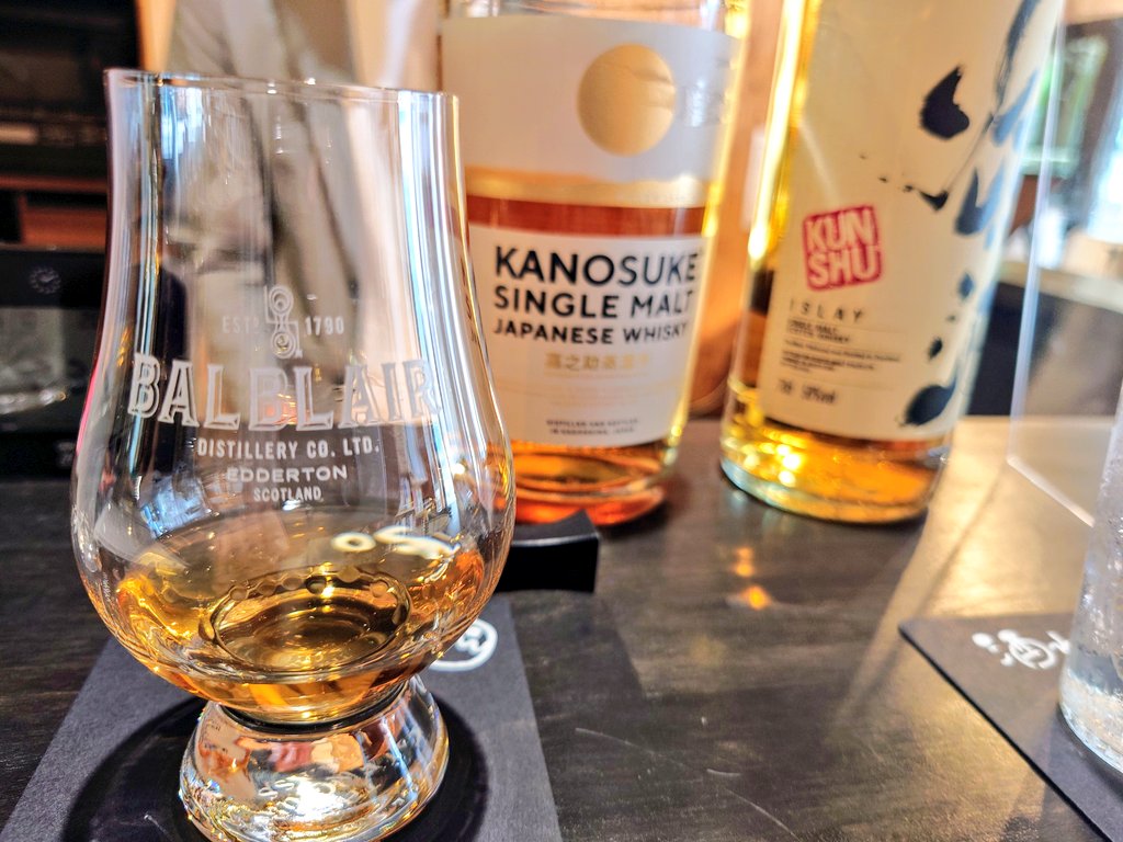 難波からぶらっと散歩してたら、
素敵な酒屋さん？に出会いました。

「酒 わゆ」さん🥃

色々と試飲もできますし、
軽いアテも出して貰えます。
珍しいジャパニーズウイスキーやヴィンテージなどもあり、店主のウイスキー愛が溢れたお店でした🥃

 #ウイスキー  #TWLC