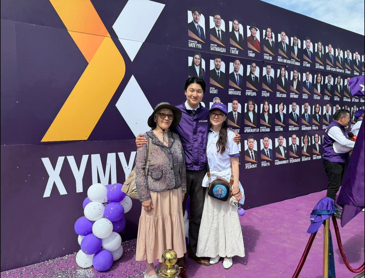 Энэ гэхдээ хөөрхөн хүү юмаа яг л хүүхдээрээ зүтгэж байдаг шүү