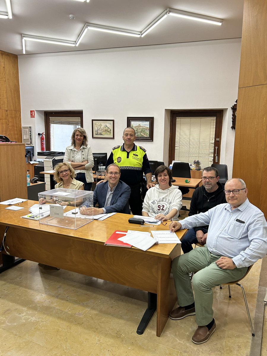 ErnestoBlanch's tweet photo. A la taula electoral, una gran experiència democràtica. Una cara de Feijóo que no transmetia massa alegria, ja que s'ha parat l'avanç de la ultradreta i es demostra que la intolerància i la crispació no suma. Gràcies a totes i tots.

#PSOE #PSPV #Europa #MasEuropa #AciEstem https://t.co/Kk1QIR9hnJ