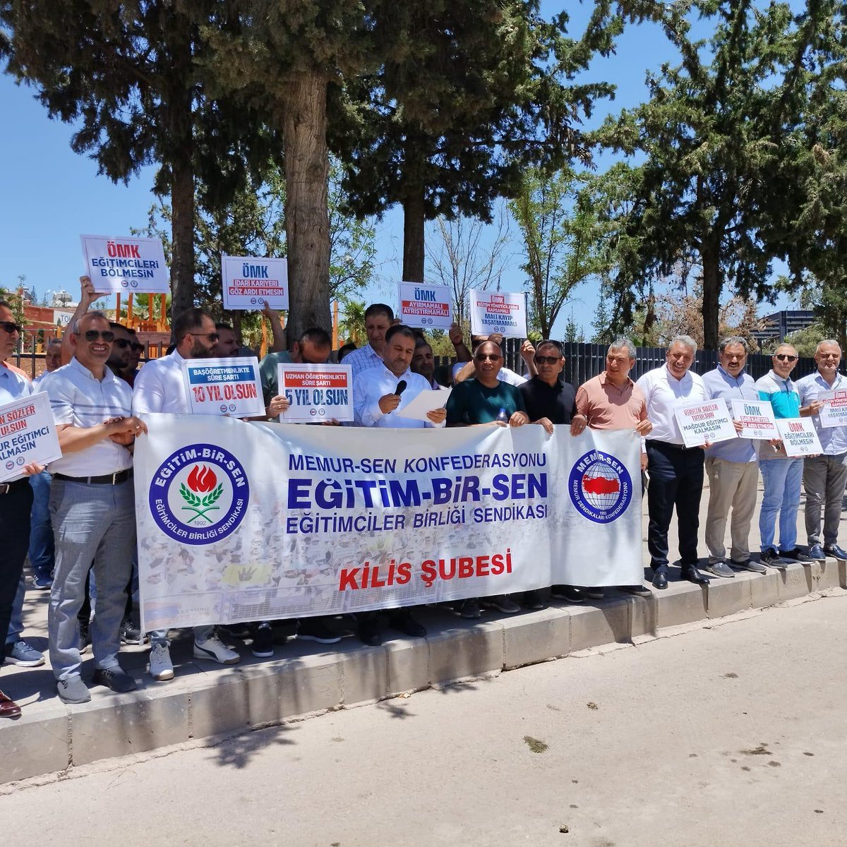 mehmetakpi85084's tweet photo. Öğretmenlik Meslek Kanunu içerisinde yer almayan;

☑️ Şube Müdürleri
☑️ İlçe Müdürleri
☑️ İl Müdür Yardımcıları
☑️ Eğitim Müfettişleri

#OMKEgitimcileriBolmesin
diye meydanlardan ses yükselttiler.

@RTErdogan
@dbdevletbahceli
@Yusuf__Tekin
@memetsimsek
@_aliyalcin_
KİLİS https://t.co/7HC4hvecS9