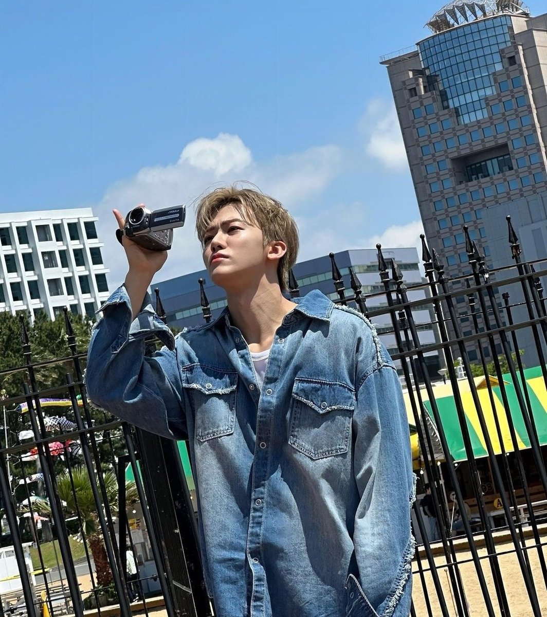 โห กุแพ้อะ คือไวบ์ดีมาก พี่ผู้ชายเสื้อยีนส์ดีที่สุด พี่เขาฟีลแฟนกุมาก หล่ออะ พี่แจมินหล่อมากกก ฮีเหมือนแฟนจริงๆ ทรงเขาดีสัสๆๆ