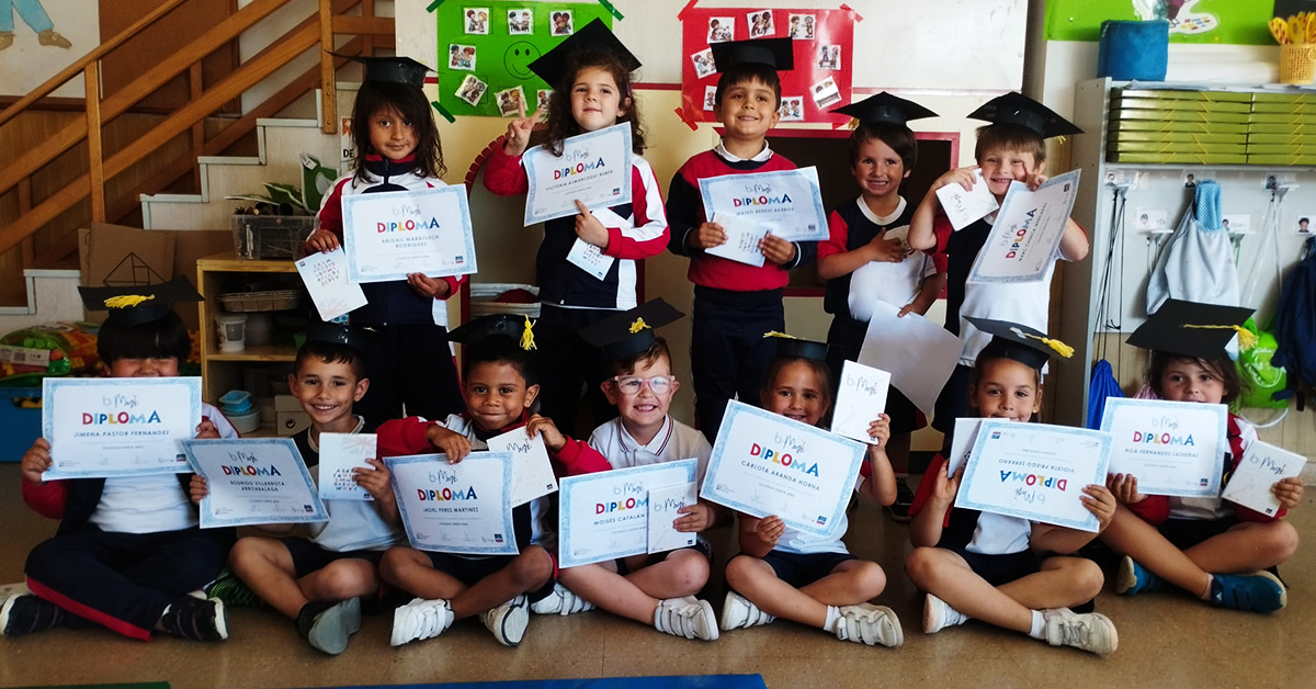 ActivaRedes's tweet photo. Celebramos la graduación de #Bmotion en el Colegio Santa Ana de Zaragoza 🎓🌟 ¡Disfrutad de vuestros juegos de cartas en #inglés! 🇬🇧 Gracias por confiar en nosotros. ¡Nos vemos el próximo curso! #Idiomas #Extraescolares #Activa #ActivaAragón #NosGustaEducar https://t.co/bv23Xu2Lde