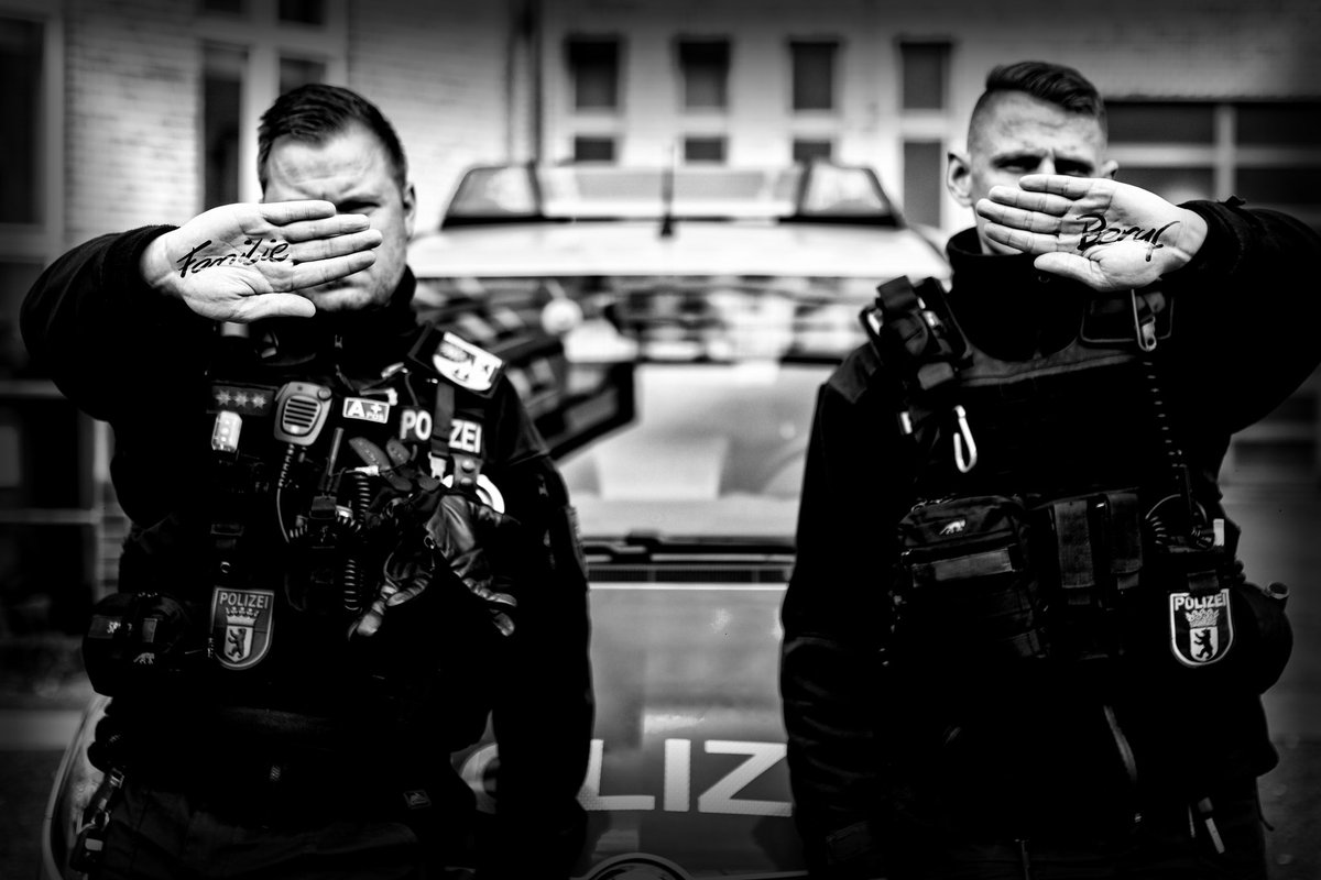 Djeron7's tweet photo. Falls mal wieder jemand #BerlinBashing betreiben will - Zwei/drei Tage vor der EM steigt die Ukraine-Wiederaufbaukonferenz - Während man sich in anderen Bundesländern monatelang fokussiert vorbereiten könnte, machen unsere Kolleg. @polizeiberlin das nebenbei und hochprofessionell https://t.co/AGm0Y5lxOf