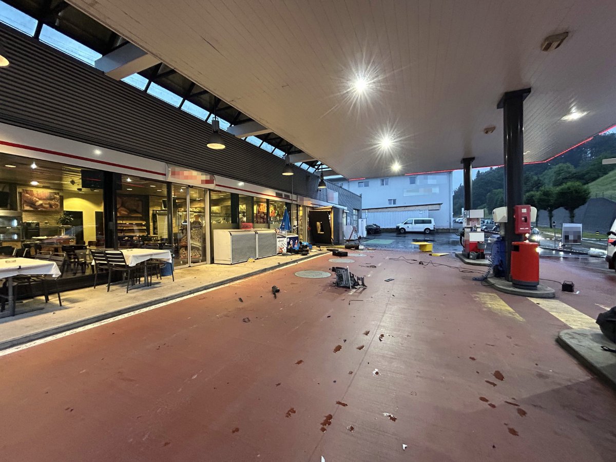 In der Nacht auf Montag, 10. Juni 2024, sprengten um 03.30 Uhr Unbekannte in Küssnacht einen Geldautomaten. Die Täter konnten flüchten. Die Kantonspolizei Schwyz sucht unter 041 819 29 29 Zeugen. bit.ly/3x87smo

#kantonspolizeischwyz #kaposchwyz #polizeischweiz