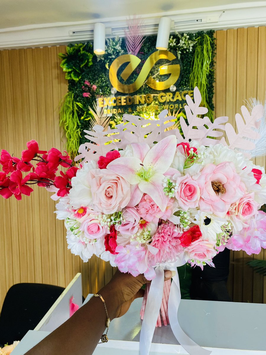 Exceedinggraz01's tweet photo. Dear bride to be we have luxurious bouquets you can pick from in our showroom 
To place order, kindly DM 
WhatsApp/call; 08107543553
Showroom address; 1st flat upstair, old igbalaye printing press beside riverside oke fia, osogbo. 

Your satisfaction is our priority 💯 https://t.co/xOd12ut077