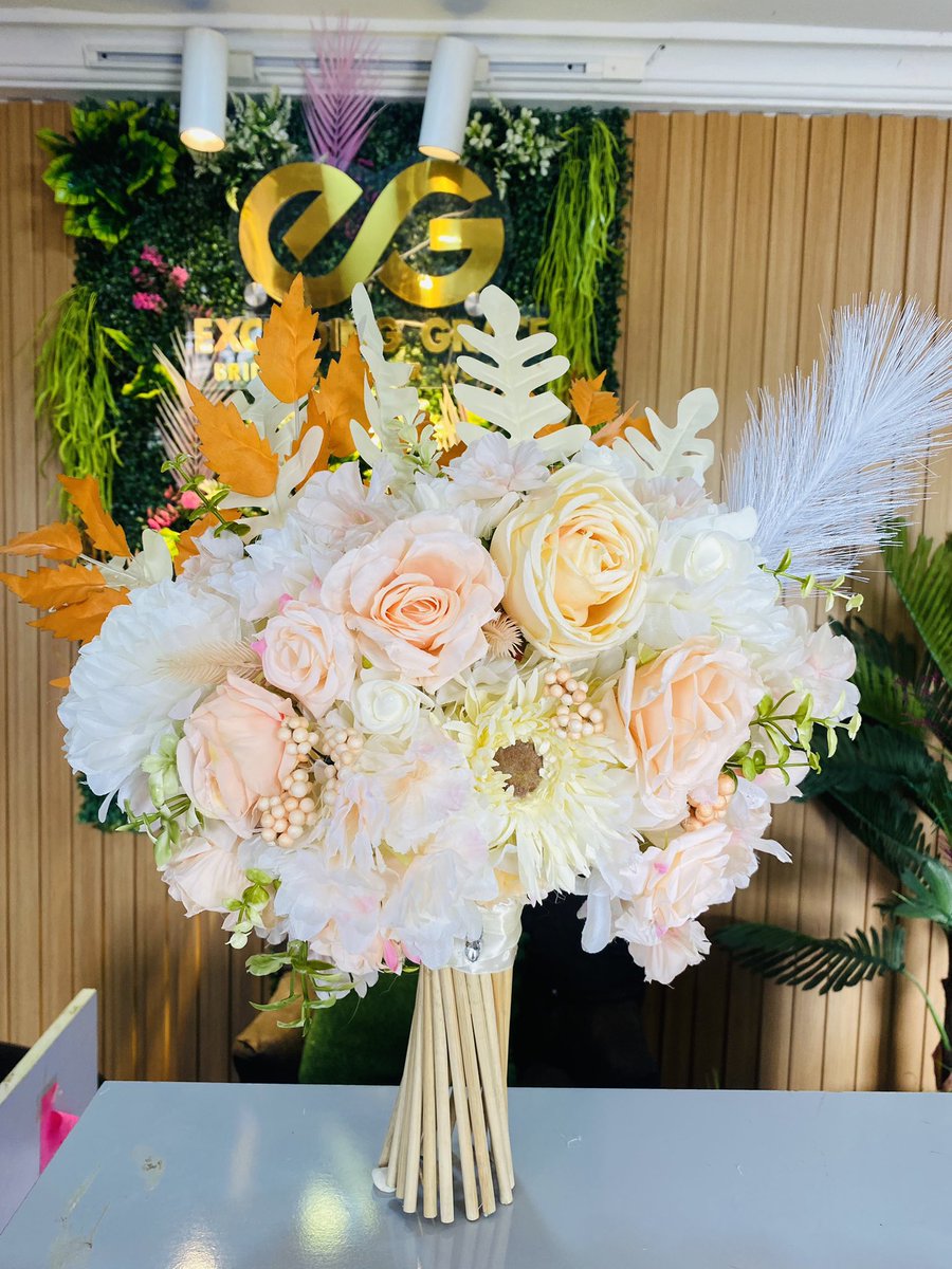 Exceedinggraz01's tweet photo. Dear bride to be we have luxurious bouquets you can pick from in our showroom 
To place order, kindly DM 
WhatsApp/call; 08107543553
Showroom address; 1st flat upstair, old igbalaye printing press beside riverside oke fia, osogbo. 

Your satisfaction is our priority 💯 https://t.co/xOd12ut077