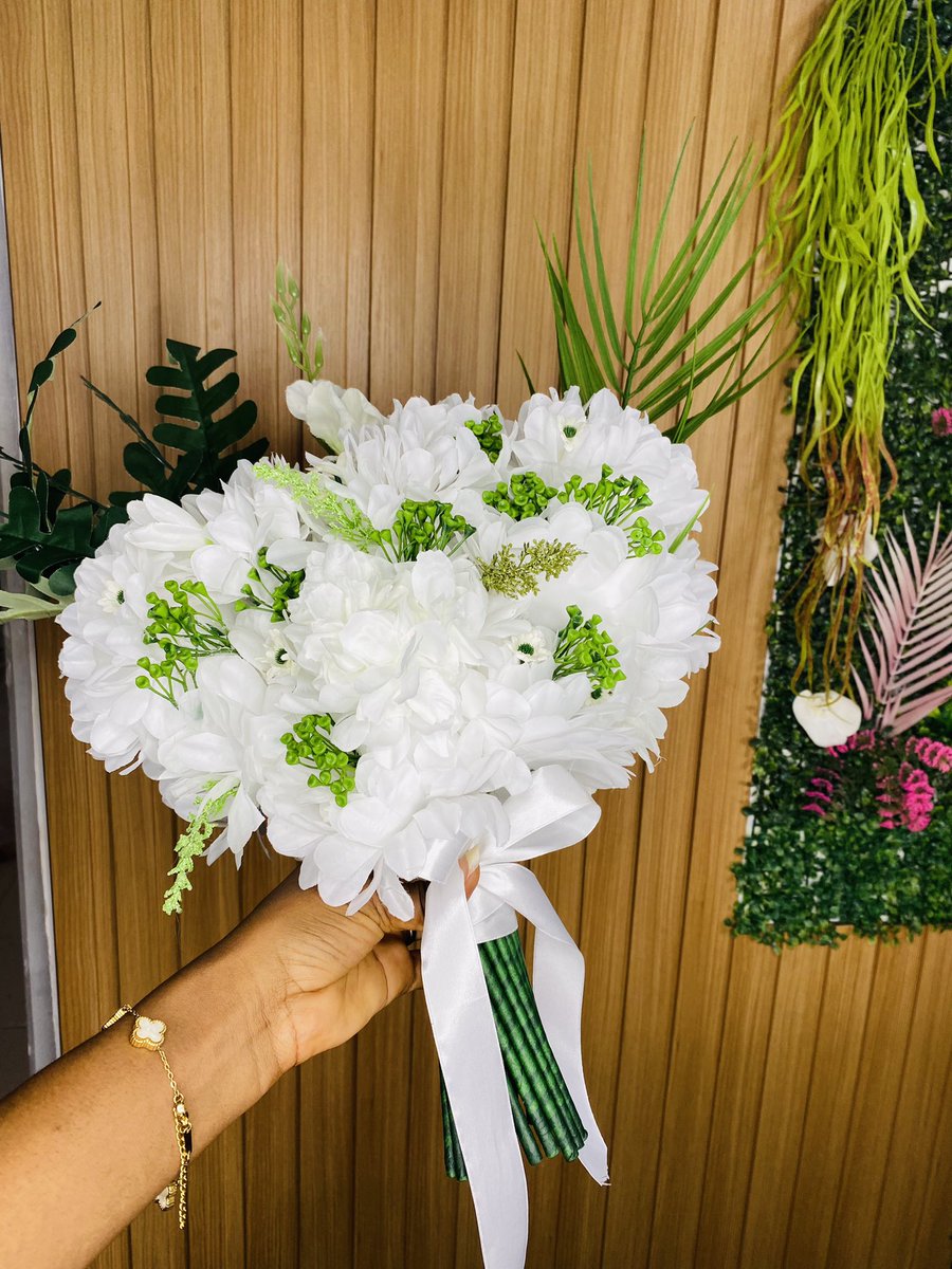 Exceedinggraz01's tweet photo. Dear bride to be we have luxurious bouquets you can pick from in our showroom 
To place order, kindly DM 
WhatsApp/call; 08107543553
Showroom address; 1st flat upstair, old igbalaye printing press beside riverside oke fia, osogbo. 

Your satisfaction is our priority 💯 https://t.co/xOd12ut077