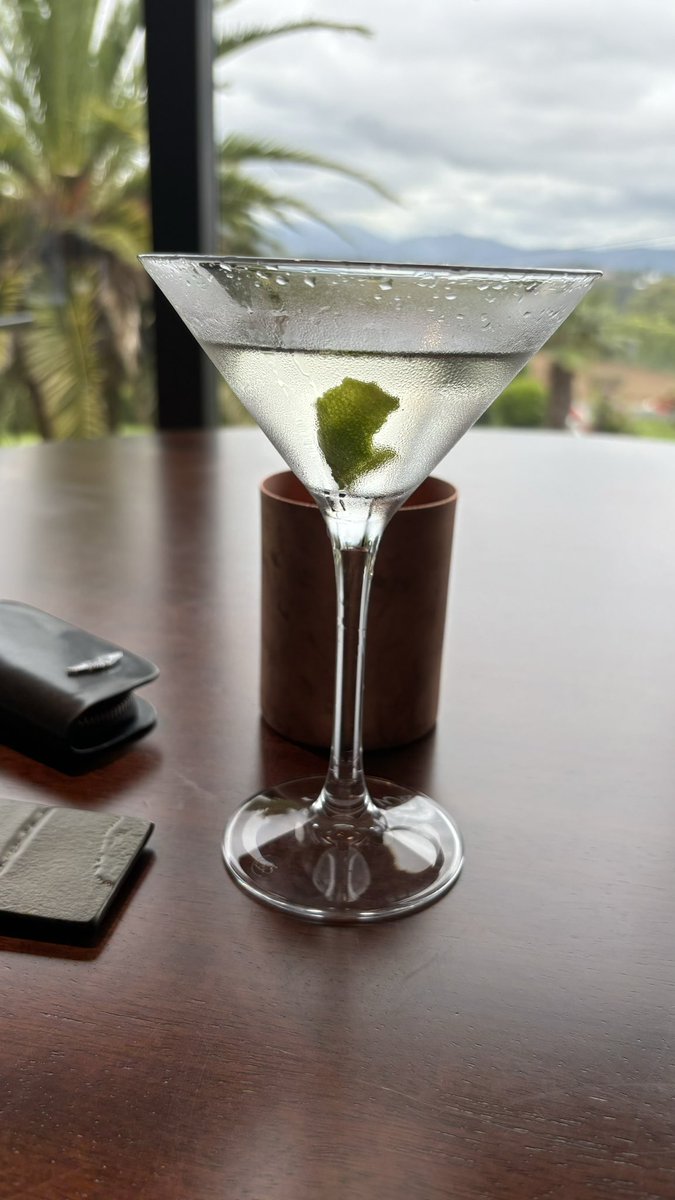 Cada visita encuentro más interesante, más auténtico, de sabores menos protegidos la cocina de Diego Fernández en su restaurante Regueiro.
Tras un Negroni y el pincho de la tortilla que hace su madre para el personal y algún cliente con un Dry Martini aparece…