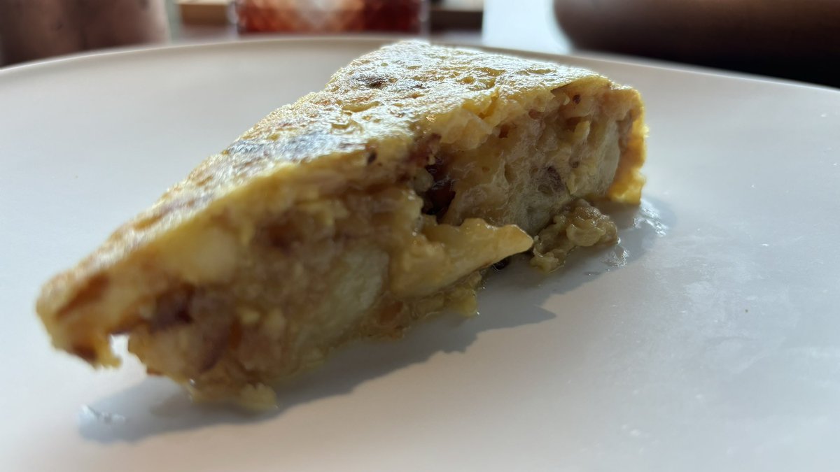EVernacci's tweet photo. Cada visita encuentro más interesante, más auténtico, de sabores menos protegidos la cocina de Diego Fernández en su restaurante Regueiro.
Tras un Negroni y el pincho de la tortilla que hace su madre para el personal y algún cliente con un Dry Martini aparece… https://t.co/9D4VLj3W7X