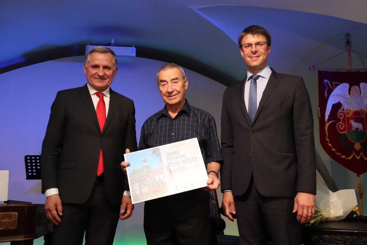 mestovsetin's tweet photo. V Mramorovém sále Zámku Vsetín včera převzal 🏆 Cenu města Vsetína za rok 2023 🕺🏻 folklorista, choreograf a tanečník Zdeněk Platzer. 👏👏👏

Více 👉 https://t.co/JlIjw1Giak https://t.co/ydsjQRjFPC