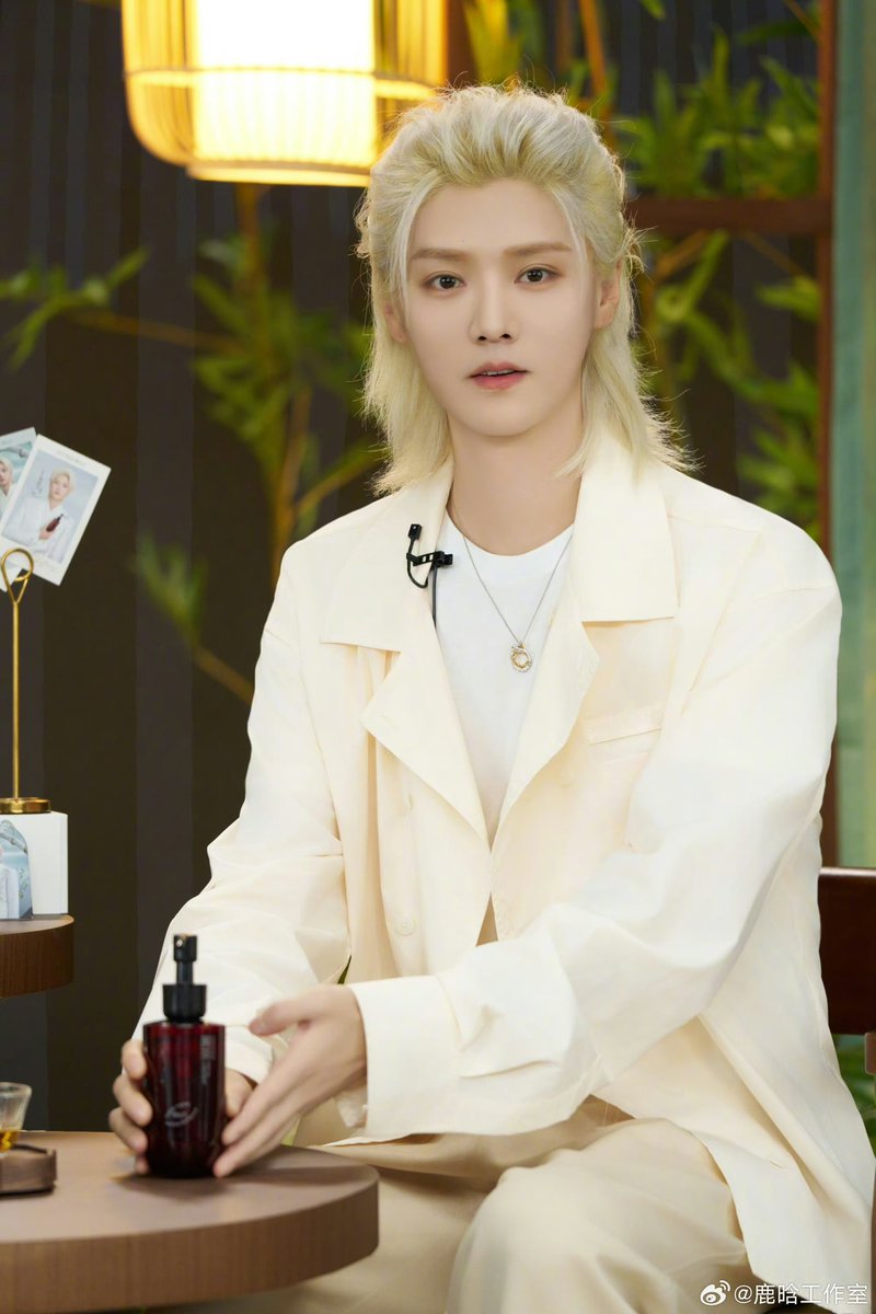 luking0420's tweet photo. #LuHan [NEWS] 240610 LuHan Studio’s Weibo update:

It’s another holiday. I wish everyone a happy Dragon Boat Festival with Lu boss! No matter how busy you are, don’t forget to eat a mouthful of zongzi. May all friends in the following days more beautiful, and good luck comes one after another! 💛💛💛

3️⃣

Cr. 鹿晗工作室
Link: https://t.co/Pnir3MClzi

#鹿晗