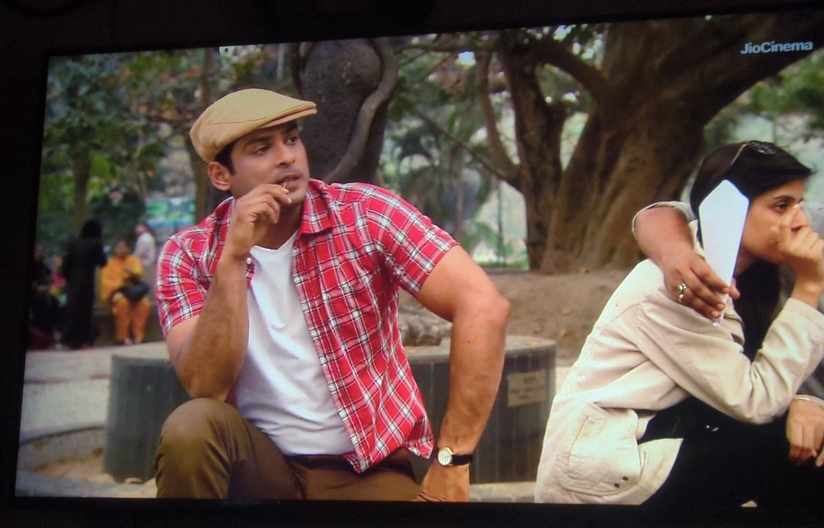 Sitadevi_N's tweet photo. Meet Siddhu Guide!!!😉
On Jio cinema!!
Watch rightnow!!
#IGT7 #SidharthShukla
.
ETERNAL AGELESS LOVE SIDNAAZ FOREVER ❤️♾️
THUTHUTHU 🧿🧿🧿
.
@sidharth_shukla @ishehnaaz_gill ❤️♾️ https://t.co/kdoPIKcFmx