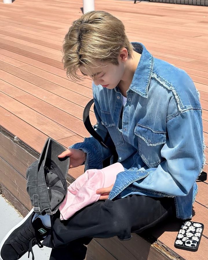 หล่อจังเลย คือพอออกแดดจ้าแบบนี้ฮีหล่อมากๆๆ ㅜㅜㅜㅜ