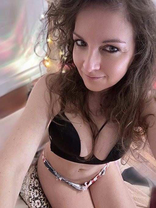 Envie d'une cam avec moi ? 💋 Viens vite me voir : https://t.co/u9hrfZPovT https://t.co/P06EnKY2j6