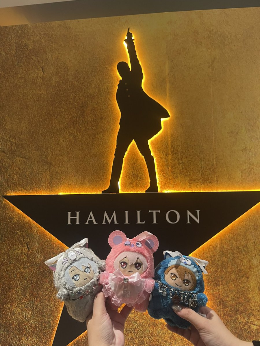 rachipupu's tweet photo. Throwback when TRIGGER was coming with me to watch Hamilton in Singapore ⭐️
#TRIGGER #Idolish7 #monpara #モンぬい #八乙女楽 #九条天 #十龍之介 #Hamilton #Singapore https://t.co/X0fMP1VeGj