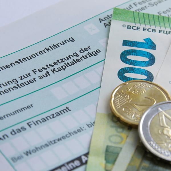 ifo_Institut's tweet photo. Wie würde sich die Umwandlung des Grundfreibetrags in eine Steuergutschrift auswirken? Sehen Sie sich unsere aktuelle Modellrechnung dazu an, die wir im Auftrag des @ZSP_Berlin erstellt haben. Zur Pressemitteilung 👉🏼https://t.co/tKZwb1eyHY #ifoStudie https://t.co/1RDY0tkqXv