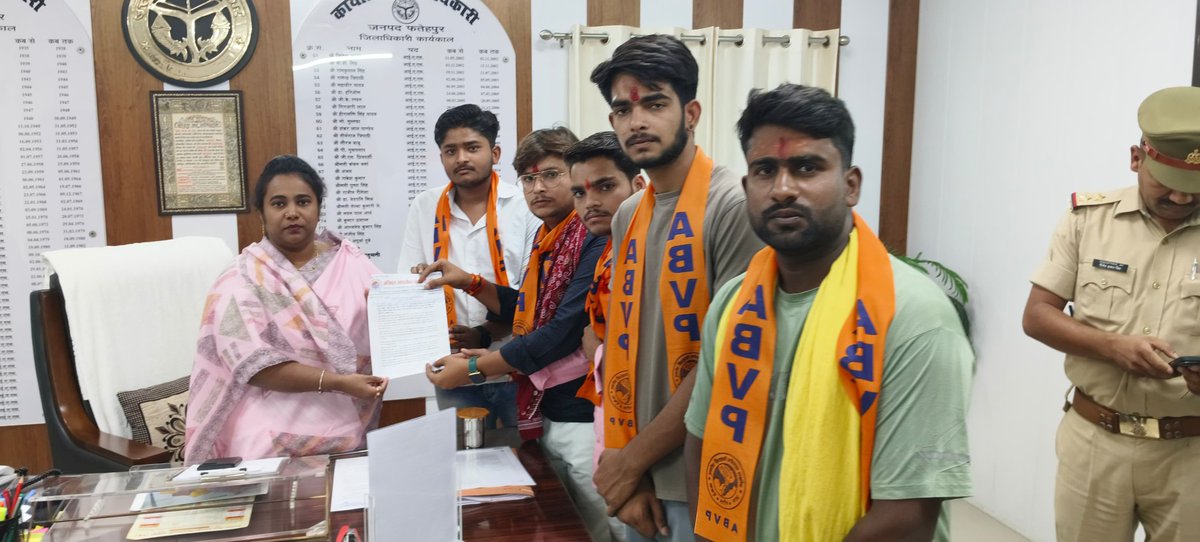 abvpforfatehpur's tweet photo. #NEET_EXAM 2024 के प्रक्रिया एवं परिणाम में हुए भ्रष्टाचार एवं अनियमितता के विरोध में अभाविप फतेहपुर जिले के कार्यकर्ताओं द्वारा पटेल चौराहे पर प्रदर्शन करते हुए माननीया राष्ट्रपति संबोधित ज्ञापन माननीया जिलाधिकारी श्रीमती सी.इंदुमती जी को दिया। 
@ABVPVoice @abvpforkanpur https://t.co/C8URk5fbhE
