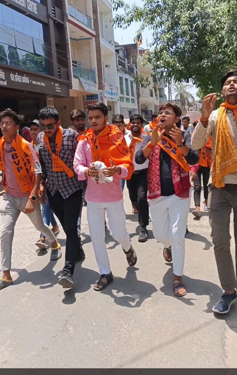 abvpforfatehpur's tweet photo. #NEET_EXAM 2024 के प्रक्रिया एवं परिणाम में हुए भ्रष्टाचार एवं अनियमितता के विरोध में अभाविप फतेहपुर जिले के कार्यकर्ताओं द्वारा पटेल चौराहे पर प्रदर्शन करते हुए माननीया राष्ट्रपति संबोधित ज्ञापन माननीया जिलाधिकारी श्रीमती सी.इंदुमती जी को दिया। 
@ABVPVoice @abvpforkanpur https://t.co/C8URk5fbhE